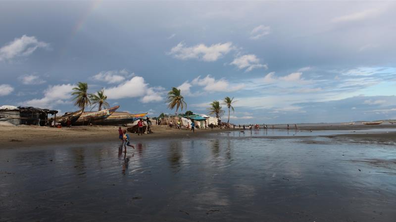 La playa empapada de Yelibuya, una ciudad que está sumergida en el agua y se vuelve inhabitable [Mara Kardas-Nelson / Al Jazeera]