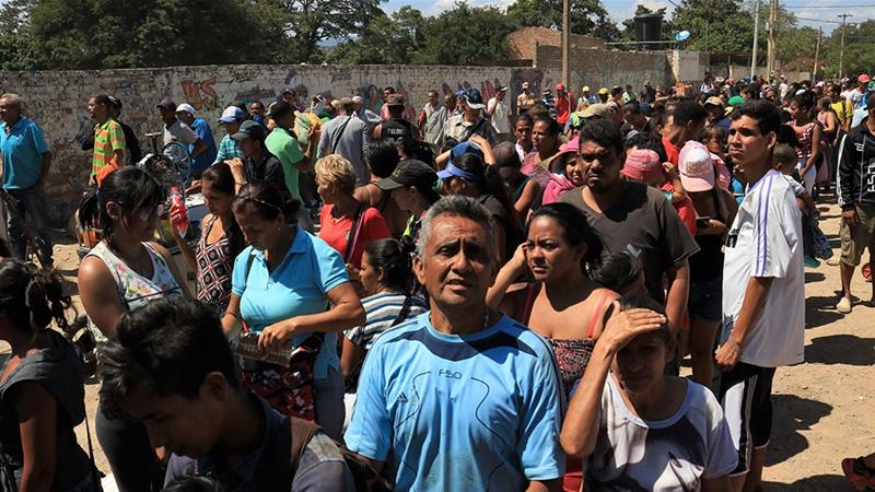 Los venezolanos hacen fila para recibir ayuda de la cocina de una iglesia en Cúcuta [Dylan Baddour / Al Jazeera] 