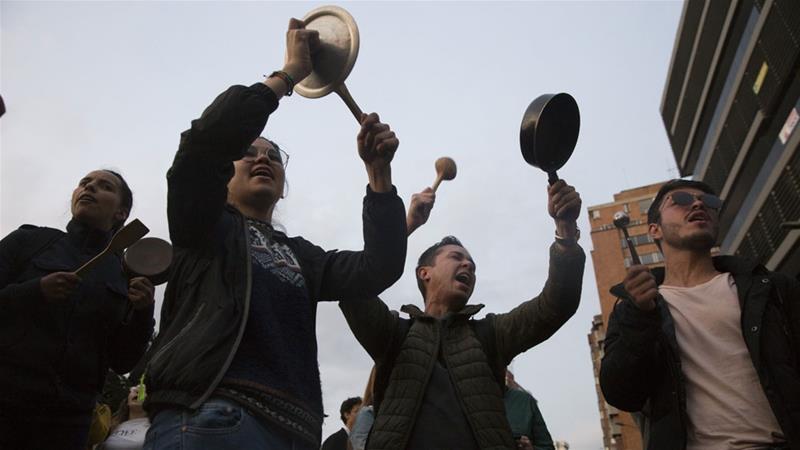 The majority of the protesters rally peacefully, banging kitchenware in the streets [Megan Janetsky/Al Jazeera]