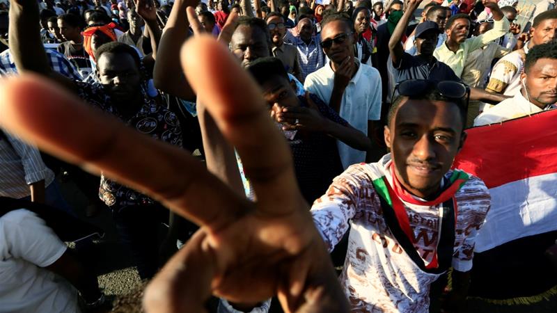 Un hombre sudanés muestra un cartel de victoria en Jartum [Archivo: Mohamed Nureldin Abdallah / Reuters]