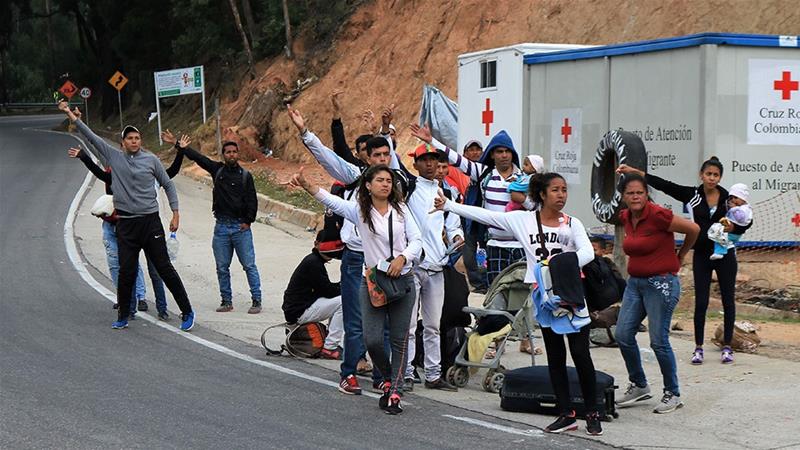 Venezuelans try to catch a ride at a Red Cross checkpoint [Dylan Baddour/Al Jazeera] 