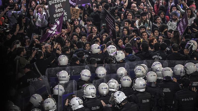 Several thousands of people gathered in Istanbul in defiance of a ban on protests in the area [Ozan Kose/AFP]