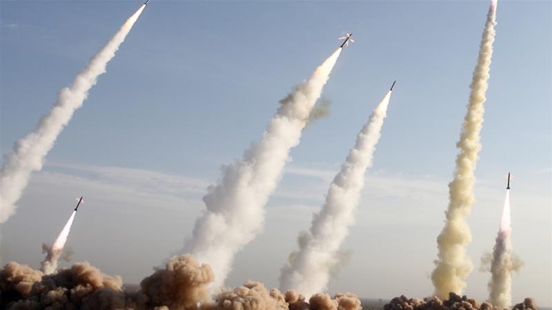 La Guardia Revolucionaria de Irán disparó misiles durante un juego de guerra en un desierto cerca de la ciudad santa de Qom, al sureste de Teherán, en noviembre de 2006 [Archivo: Reuters]