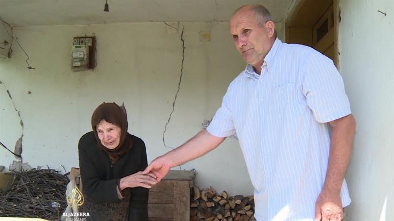 Fadil Rama visita a Vladica Dicic, de 92 años, dos veces por semana en Kosovo para brindarle la asistencia que tanto necesita [Al Jazeera Balkans]