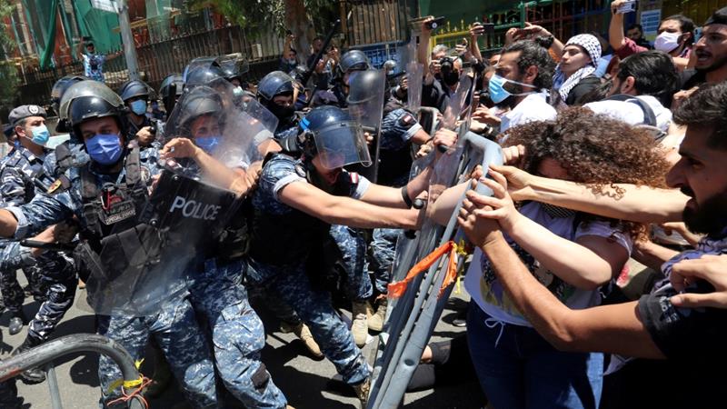 Lebanese protesters push lines of riot police during the demonstration [Aziz Taher/Reuters]