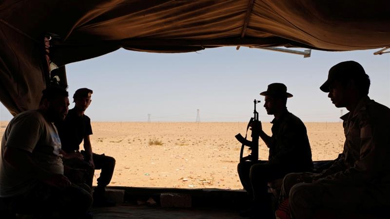 Soldados del Ejército Nacional Libio comandados por el comandante militar renegado Khalifa Haftar se sientan dentro de una tienda al oeste de la ciudad clave de Sirte [Esam Omran al-Fetori / Reuters]