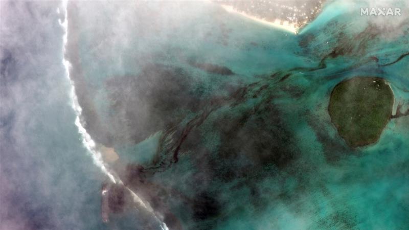 Një imazh satelitor tregon anijen transportuese pjesa më e madhe MV Wakashio dhe derdhjen e saj të naftës pasi u përhap në brigjet juglindore të Mauritius [Maxar Technologies / Reuters]