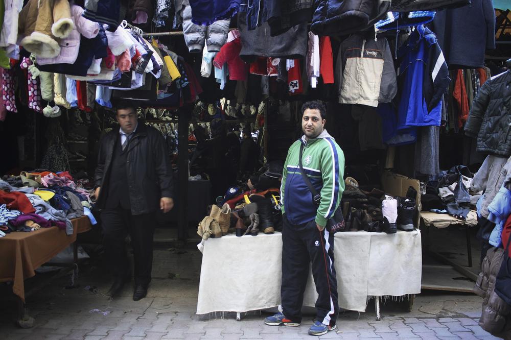 Таджик на рынке. Вещи с рынка. Торговец на рынке. Рынок одежды. Торговец рынка одежды.