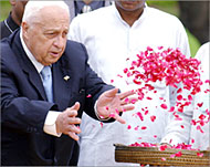 Many were offended to see Sharonvisit the tomb of Gandhi