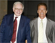 Arnold Schwarzenegger (R)  with financial advisor Warren Buffett