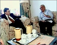 Yossi Beilin (L) with Saib Uraikatat the Taba talks in Egypt