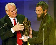 Mikhail Gorbachev (L) gives Yusuf Islam his 'world social' award