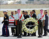 US and Jordanian soldiers carry the coffin of Laurence Foley 