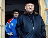Akhmad Kadyrov (R) was seen as a traitor by Chechen rebels 