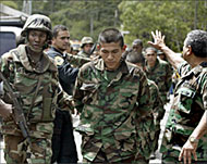 Venezuelan soldiers guardColombian paramilitary members 