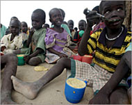Children who have escaped thefighting enjoy first meal in days