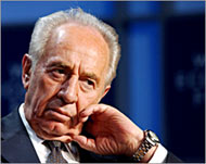 Labour party chief Shimon Peres backs settlement evacuations 