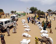 Red Cross delivers food to Tulumcamp on the Chad-Sudan border 