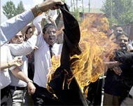 
Kashmiri lawyers make a bonfireof cloaks to press their demandsKashmiri lawyers make a bonfireof cloaks to press their demands