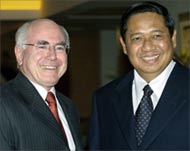 Susilo (R) has the backing of Australian PM John Howard (L)
