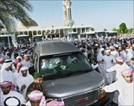 Emirati citizens crowd around thepresidential cortege in Abu Dhabi