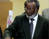Former President Sam Nujoma willremain head of SWAPO until 2007
