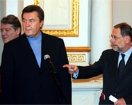Current PM Viktor Yanukovich (L)enjoys the backing of Moscow