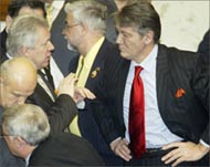 
Some Yushchenko (R) allies areunhappy with the amendment