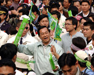 Taiwanese President Chen (C) joined protesters at the march