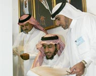 Saudi men must choose between the candidates before voting 