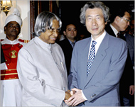 Koizumi (R) briefly met Indian President Abdul Kalam