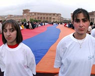 Armenians in Yerevan observethe anniversary of the events