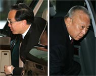 Outgoing Tung Chee-hwa (R)moves over for Donald Tsang (L)  