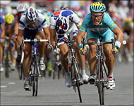 Alexandre Vinokourov sprints to the finish line of the 21st stage