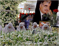 Lebanese girls pray at the grave of Rafiq al-Hariri in Beirut