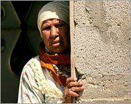 A Palestinian woman watches Israel's pullout from Kfar Darom 