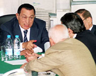 Mubarak (L) is expected to easily win the election 