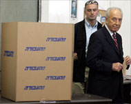 Analysts say the close contest issure to embarrass Peres