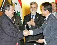 Zebari (L) says Iraq is close to achieving a stable government