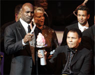 Evander Holyfield (L) said Aliinspired him to become a boxer