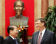 Gates (R) meets Vietnamese President Tran Duc Luong