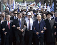Peres (2nd R) was amongthe marchers at Auschwitz