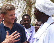 Egeland talks to a tribal leader in the town of Gereida 