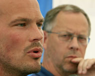 Seden coach Lars Lagerback keepsa close eye on Freddie Ljungberg