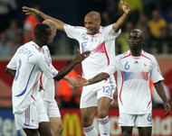 Thierry Henry (c) celebrates withEric Abidal (l) and Claude Makalele