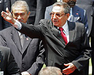Raul Castro (R) with MalaysianPM Abdullah Ahmad Badawi
