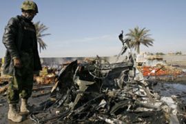 Commando examine Baghdad bomb blast site