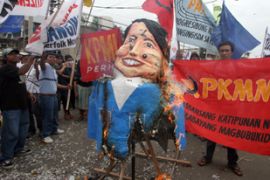 Anti-ASEAN demonstrators burn an effigy of Philippine President Gloria Arroyo near the International Convention Center one of the venues of the 12th ASEAN summit in the central Philippine city of Cebu, 12 January 2007