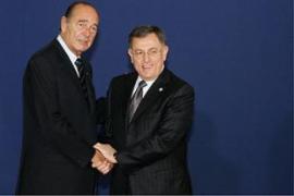 French president Jacques Chirac (L) greets Lebanese PM Fouad Siniora