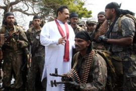 Sri Lankan President Mahinda Rajapakse (C) speaks to Special Forces troops